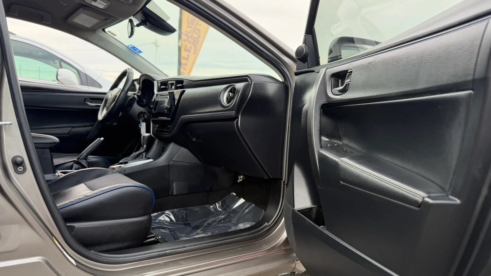 Used 2019 Toyota Corolla SE FWD image 12