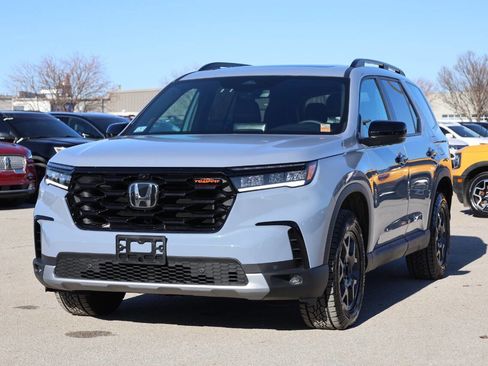 Used 2025 Honda Pilot TrailSport image 6