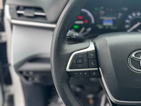 Used 2025 Toyota Sienna XLE image 18