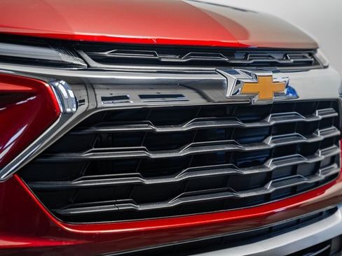 Used 2025 Chevrolet TrailBlazer LT w/ LT Cold Weather Package image 11