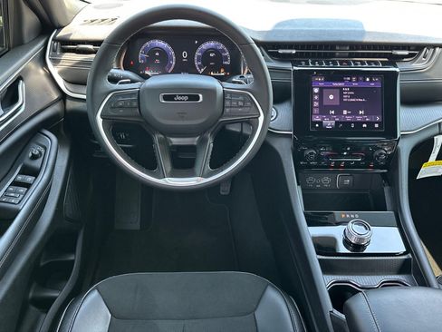 Used 2025 Jeep Grand Cherokee Altitude image 7