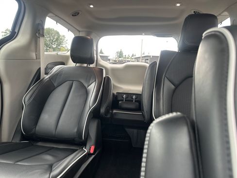 Used 2023 Chrysler Pacifica Limited w/ Uconnect Theater Family Group FWD image 31