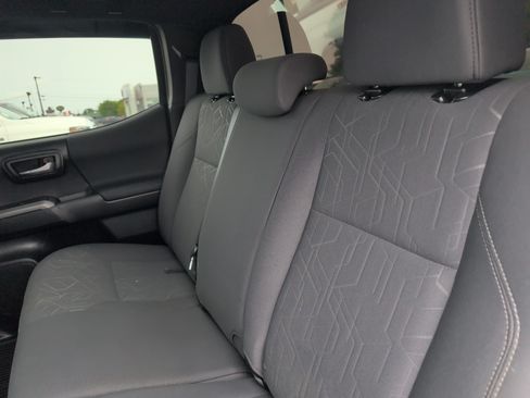 Used 2018 Toyota Tacoma TRD Sport AWD/4WD image 14