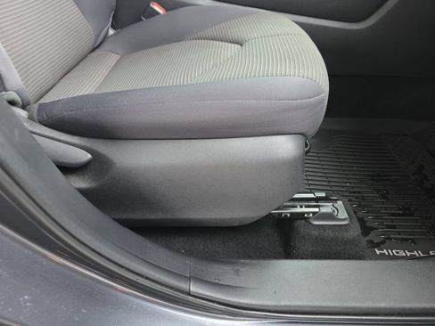 Used 2020 Toyota Highlander L FWD image 32