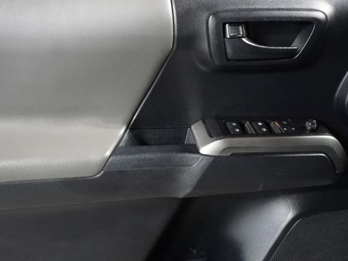 Used 2019 Toyota Tacoma SR5 AWD/4WD image 11
