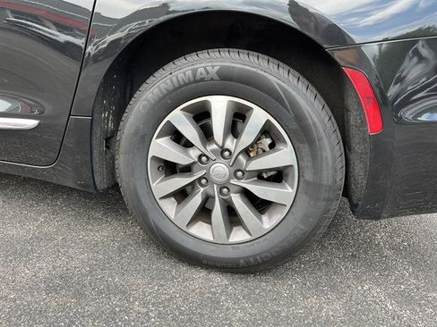 Used 2020 Chrysler Pacifica Touring-L Plus w/ Advanced Safetytec Group FWD image 11