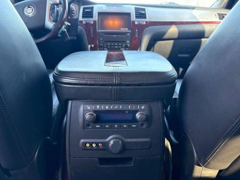 Used 2009 Cadillac Escalade ESV AWD image 7