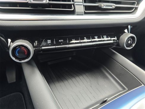 Used 2024 Chevrolet Equinox EV LT image 28