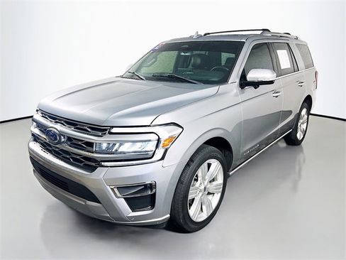 Used 2023 Ford Expedition Platinum image 3