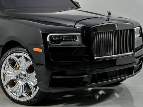 Used 2022 Rolls-Royce Cullinan Black Badge image 3