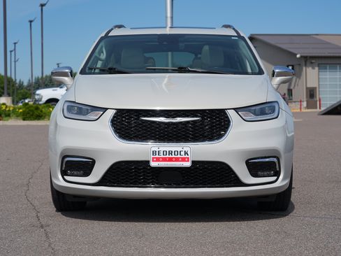 Used 2021 Chrysler Pacifica Limited AWD/4WD image 8