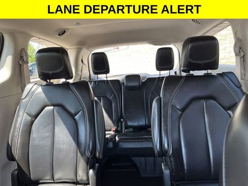 Used 2023 Chrysler Pacifica Touring-L FWD image 25