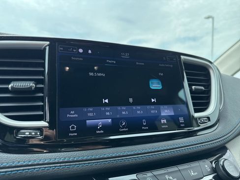 Used 2021 Chrysler Pacifica Touring-L image 20