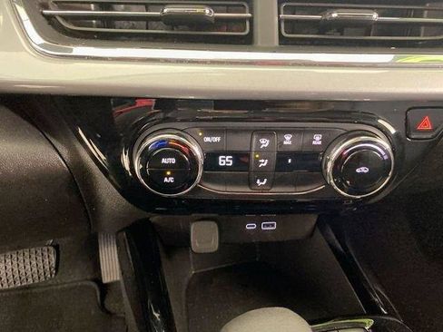 Used 2025 Chevrolet Trax LT FWD image 46