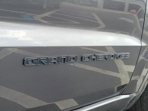 Used 2018 Jeep Grand Cherokee Altitude RWD image 27