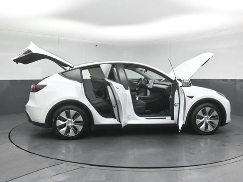 Used 2023 Tesla Model Y Long Range image 50