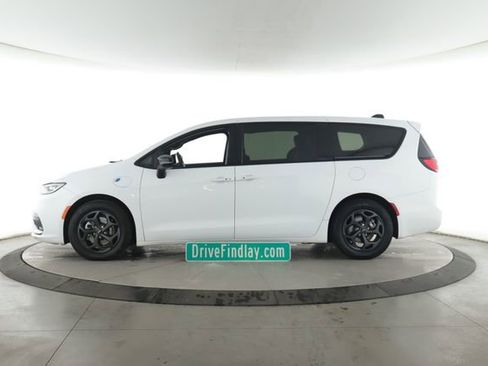 Used 2023 Chrysler Pacifica Limited w/ S Appearance Package FWD image 9