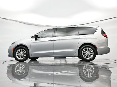 New 2026 Chrysler Pacifica Select image 40
