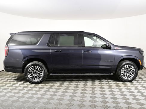 Used 2025 Chevrolet Suburban Z71 image 5