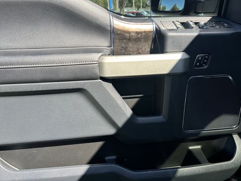 Used 2022 Ford F250 Lariat w/ Black Appearance Package image 18