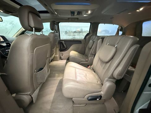 Used 2016 Chrysler Town & Country Touring-L image 17