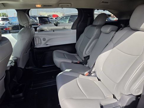 Used 2026 Toyota Sienna XLE FWD image 30