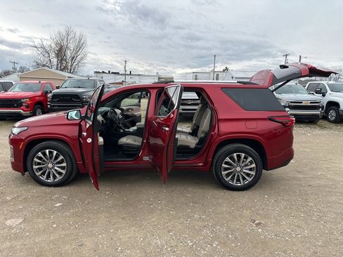 Used 2023 Chevrolet Traverse Premier image 32