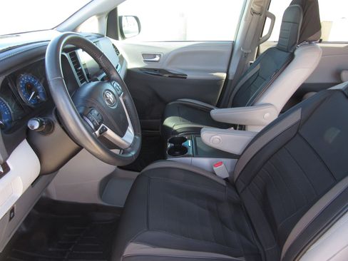 Used 2017 Toyota Sienna XLE image 17