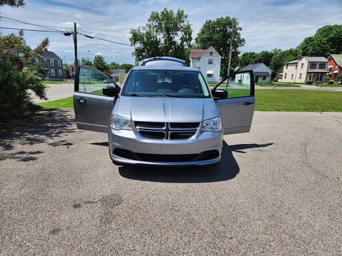 Used 2019 Dodge Grand Caravan SE FWD image 16