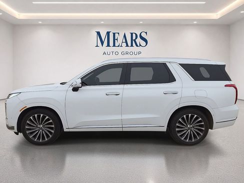 Used 2023 Hyundai Palisade Calligraphy FWD image 2