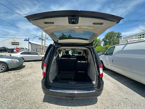Used 2015 Chrysler Town & Country Limited Platinum FWD image 12