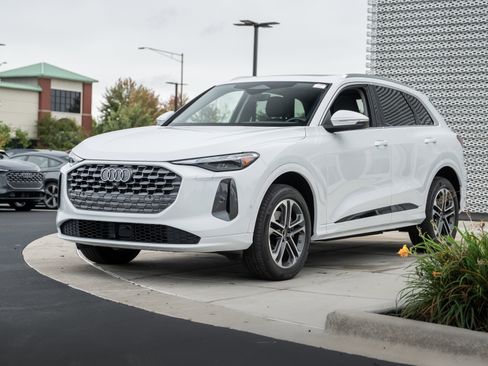 Certified 2025 Audi Q5 Premium w/ Convenience Package image 5