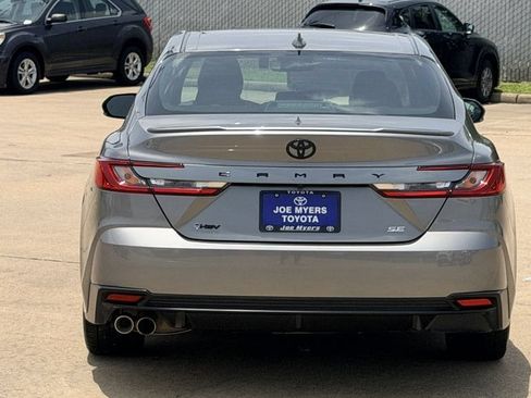 Used 2025 Toyota Camry SE w/ Convenience Package FWD image 8