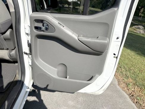 Used 2011 Nissan Frontier SV AWD/4WD image 29