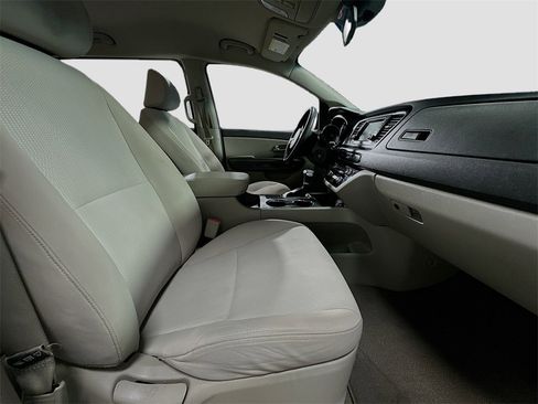 Used 2020 Kia Sedona L image 26