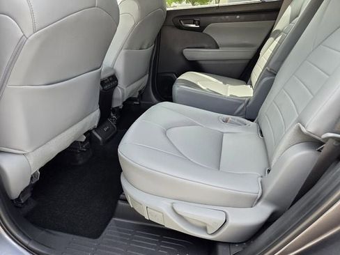 Used 2024 Toyota Highlander XLE FWD image 13