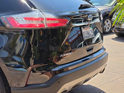 Used 2019 Ford Edge Titanium w/ Equipment Group 301A FWD image 10