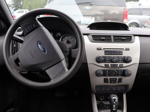 Used 2010 Ford Focus SE FWD image 6