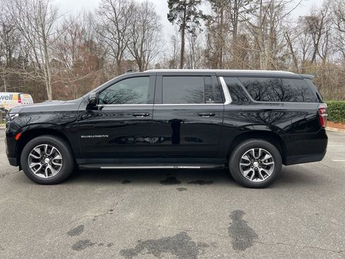 Used 2023 Chevrolet Suburban LT w/ LT Signature Package image 3