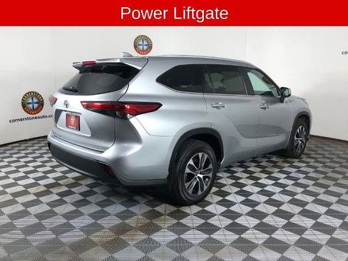 Used 2023 Toyota Highlander XLE AWD/4WD image 17