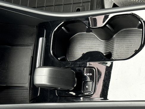 Used 2023 Volvo XC40 Recharge Core image 25