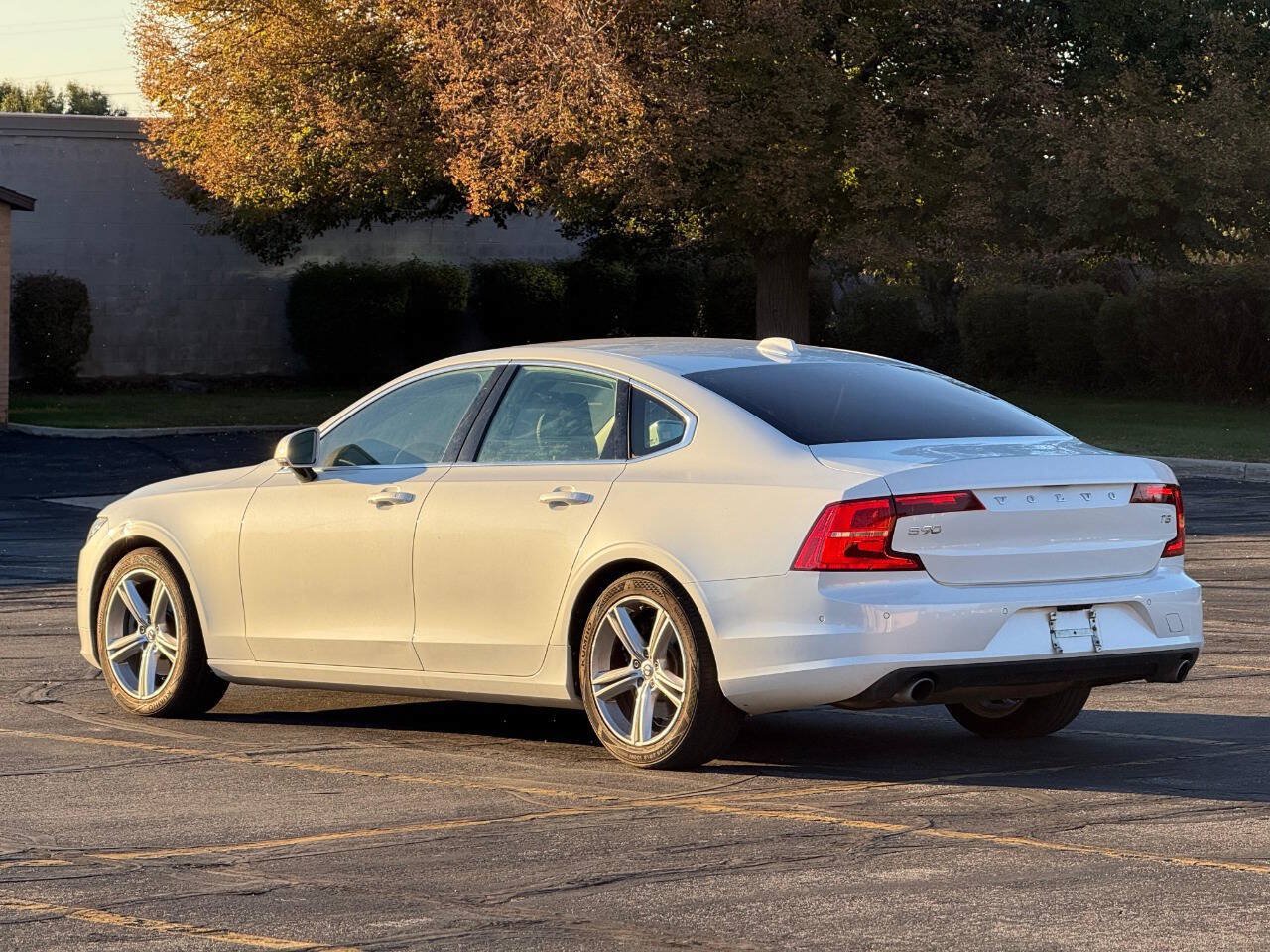 Used 2017 Volvo S90 T5 Momentum w/ Convenience Package FWD image 3