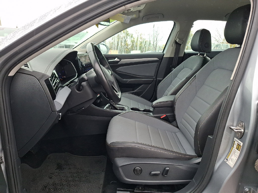 Used 2025 Volkswagen Jetta SE FWD image 15