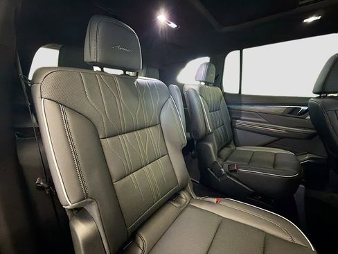 Used 2025 Buick Enclave Avenir FWD image 31