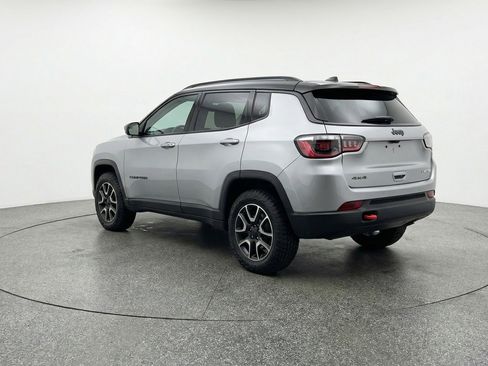 Used 2025 Jeep Compass Trailhawk AWD/4WD image 6