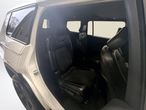 Used 2023 Jeep Grand Cherokee L Laredo image 24