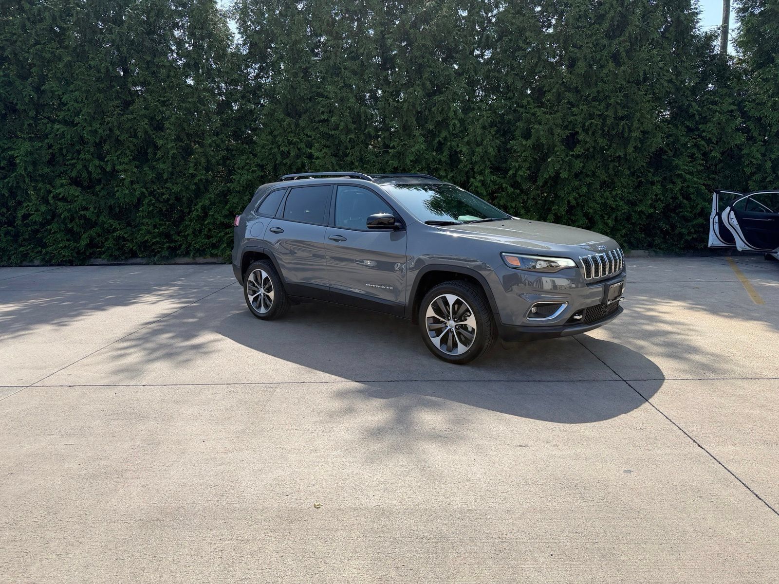 Used 2022 Jeep Cherokee Limited w/ Elite Package AWD/4WD image 1