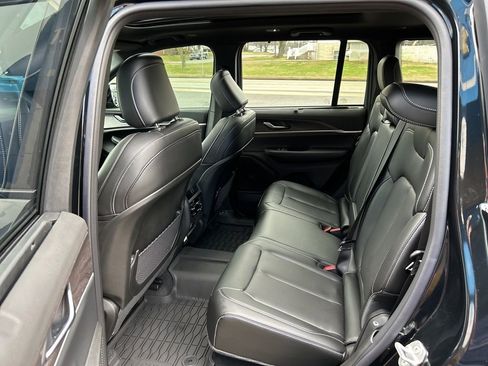 Used 2025 Jeep Grand Cherokee Limited w/ Luxury Tech Group II image 13