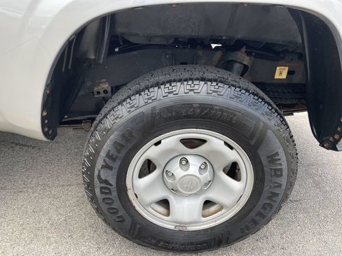 Used 2017 Toyota Tacoma SR w/ SR Convenience Package AWD/4WD image 10