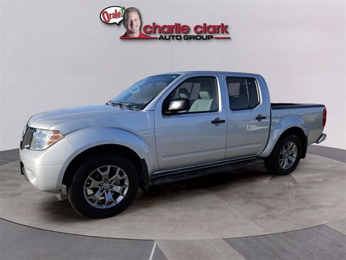 Used 2020 Nissan Frontier SV image 2